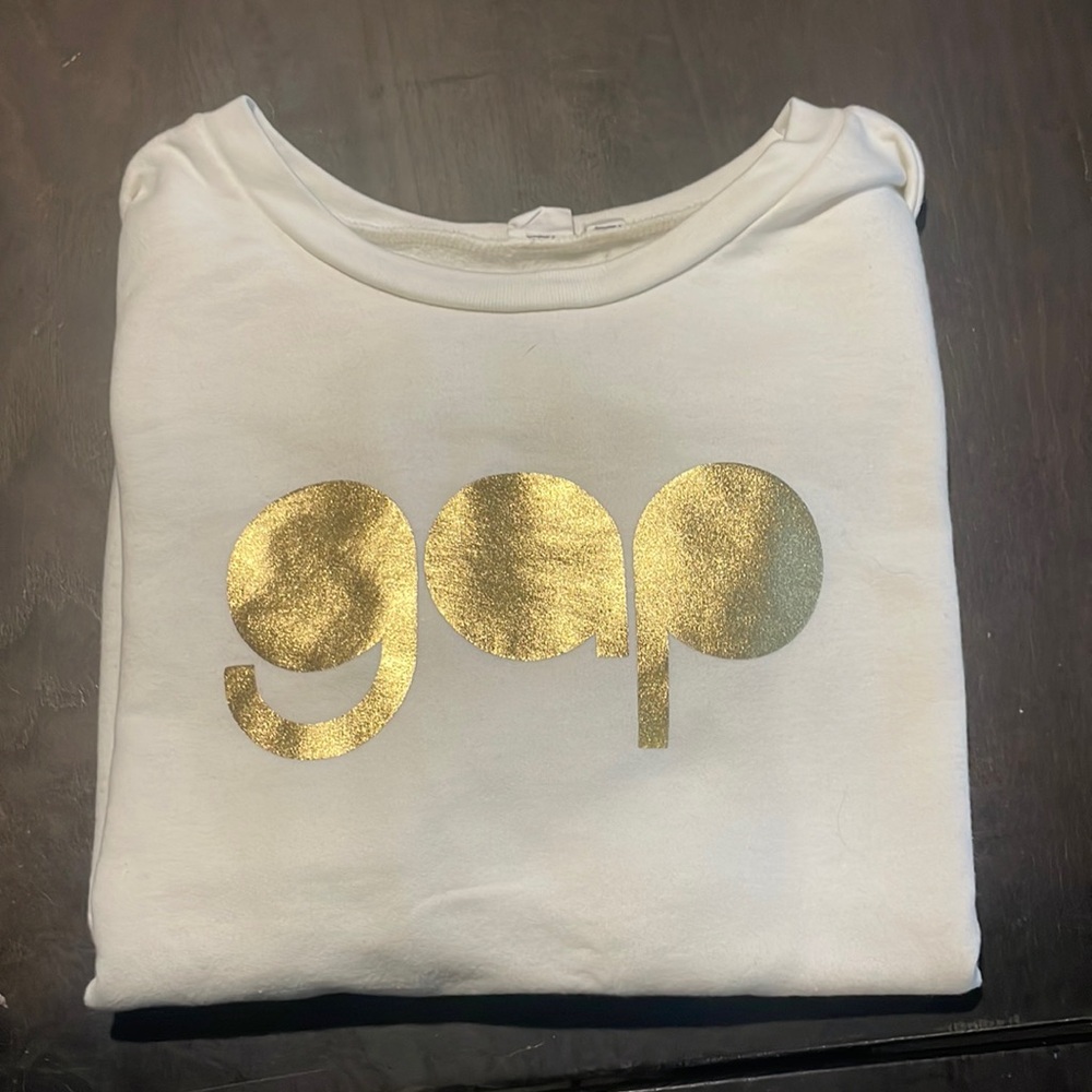 White GAP sweatshirt